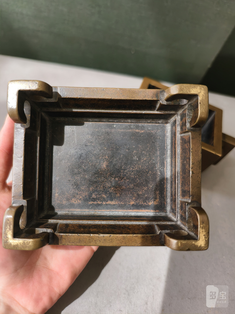 A rectangular twin-handled bronze censer with fitted bronze stand - 图10
